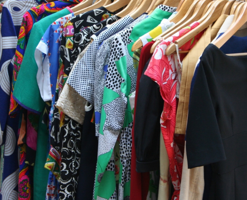 boutique-FREJUS-min_dresses_apparel_clothing_clothes_clothes_hangers_wooden_hangers_retail_shop_closet-1149845